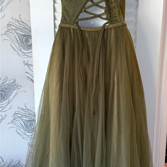 Elegant Olive Green One-Shoulder Evening Dress - Picture 5 of 6